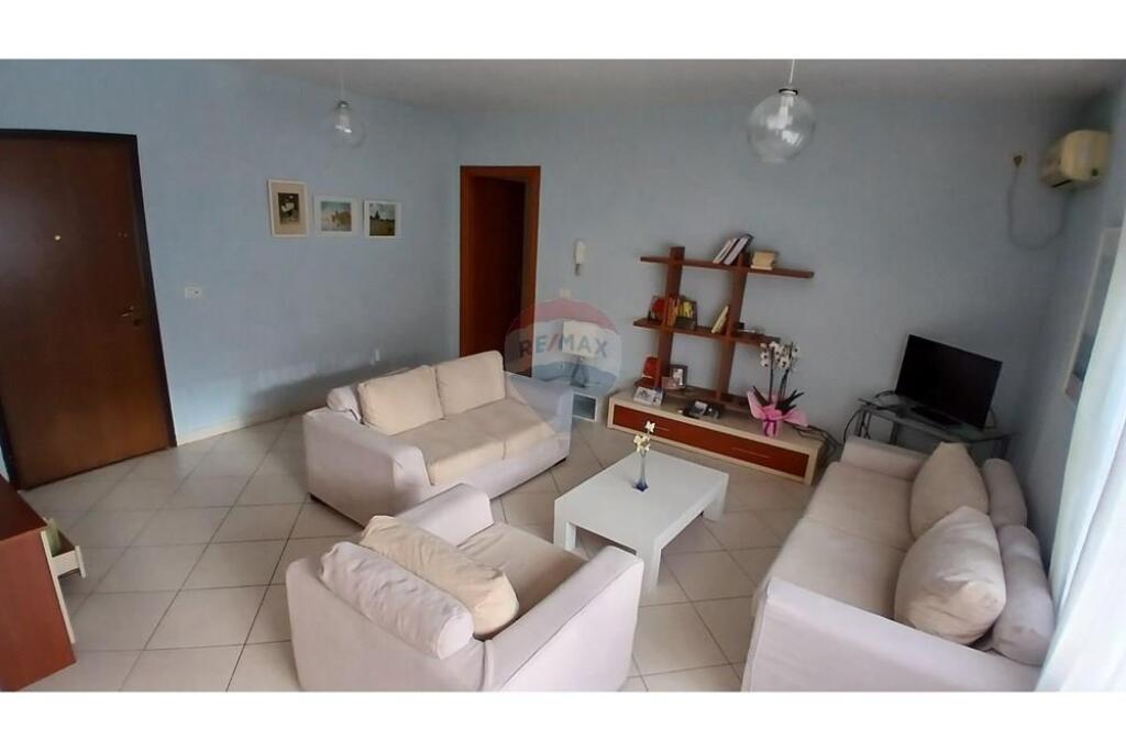 APARTAMENT 2+1 PER SHITJE NE QENDER RR. BARRIKADAVE