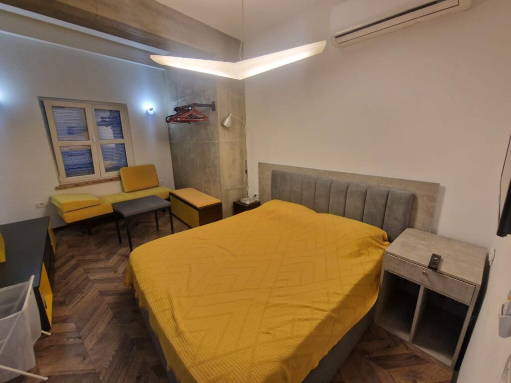 Jepet me qera studio-apartament ne Tirane te Re prane shkolles "Petronini Luarasi".