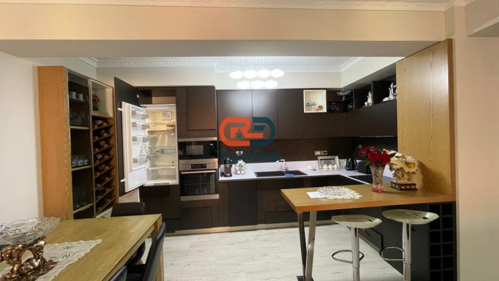 Tek Kompleksi Malajzian, Shitet Super Apartament 2+1+2, Totalisht I Investuar Me Post Parkimi Te Perfshire ne Cmim!