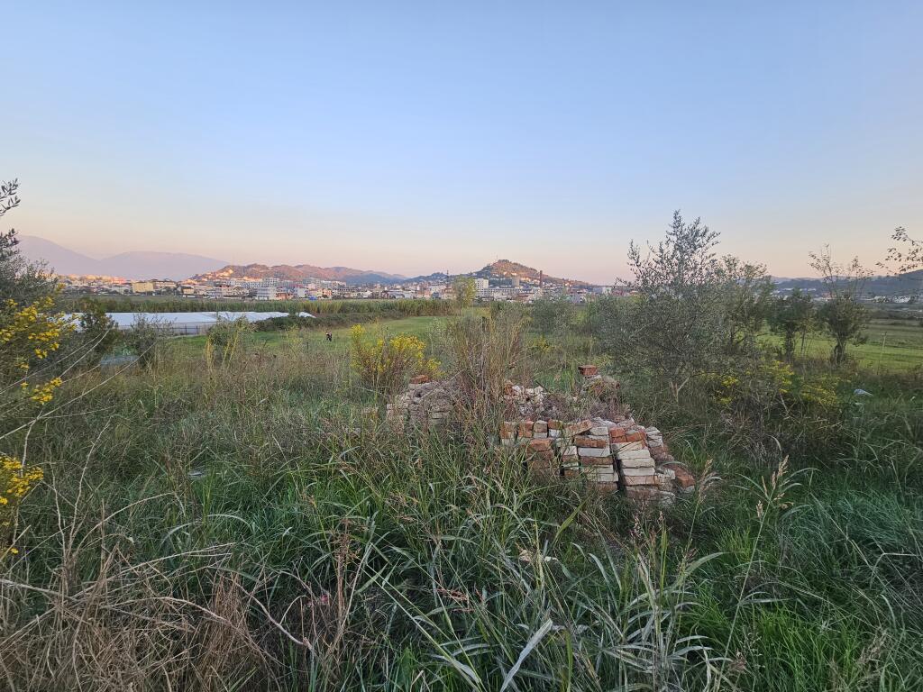 Shitet 500 m  toke ARE në fshatin PRUSH (POSHTE KOMBINATIT) Dokumentacion i rregullt