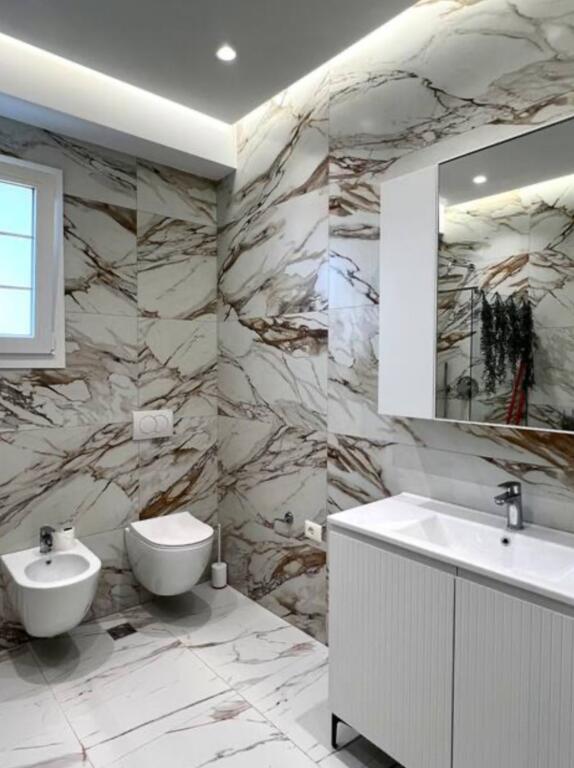 🏙️ APARTAMENT 2+1 ME VERANDE – Qendër, Rruga Bogdaneve