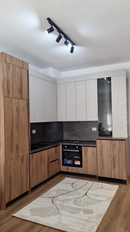 🏠 Jepet me qira apartament 1+1 📍 Kompleksi Kadiu, Ali Demi, Tiranë 📅 Kati: 4 💶 Çmimi: 450 €/muaj
