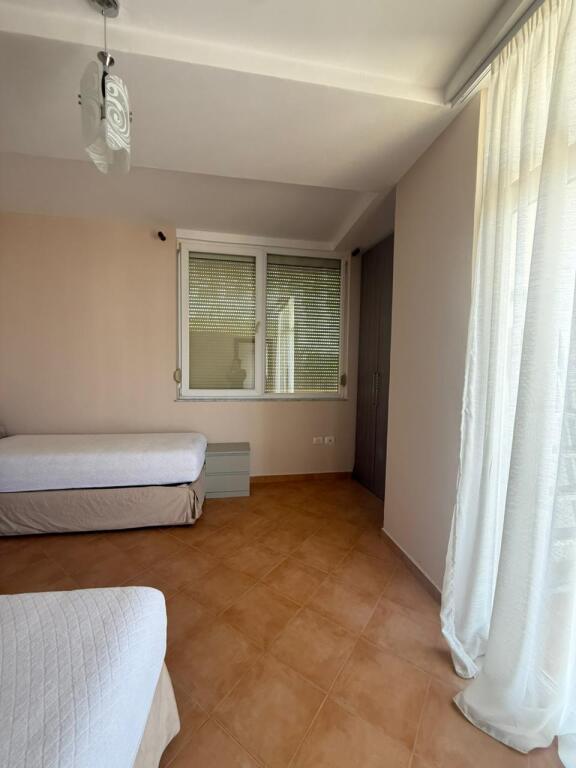 🏢Via Jordan Misja, vicino a Bar Kafe Europa, appartamento in affitto, 2+1, arredato. 60.000 Leke