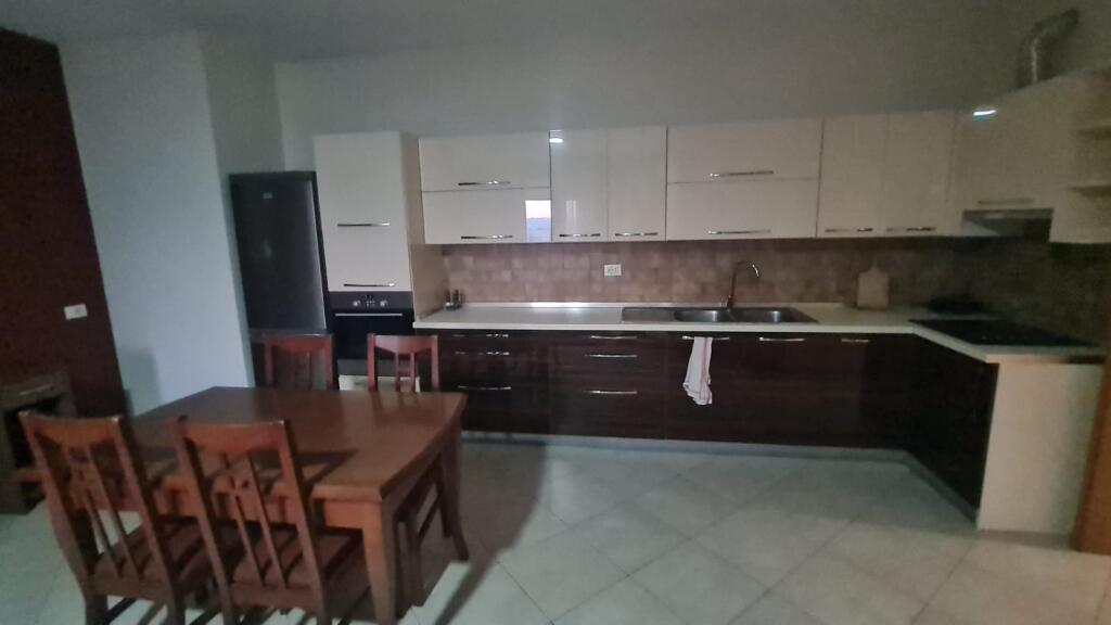 Jepet me qira 2+1 kati 9 me ashensor pranë Ring Center