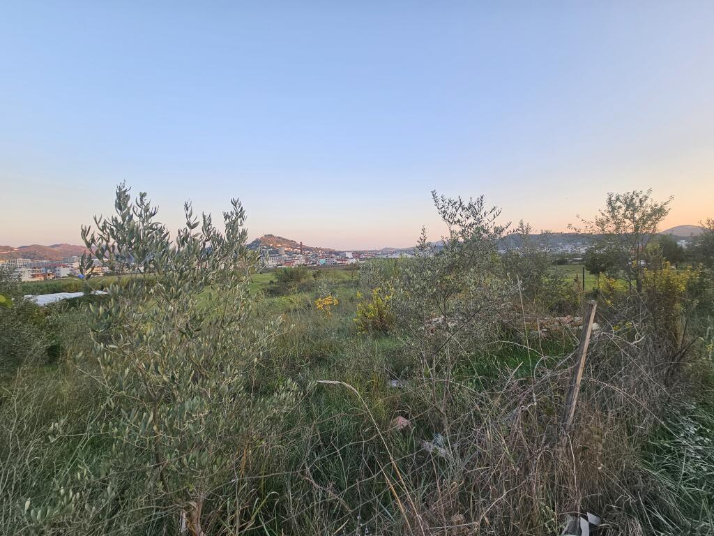 Shitet 500 m  toke ARE në fshatin PRUSH (POSHTE KOMBINATIT) Dokumentacion i rregullt