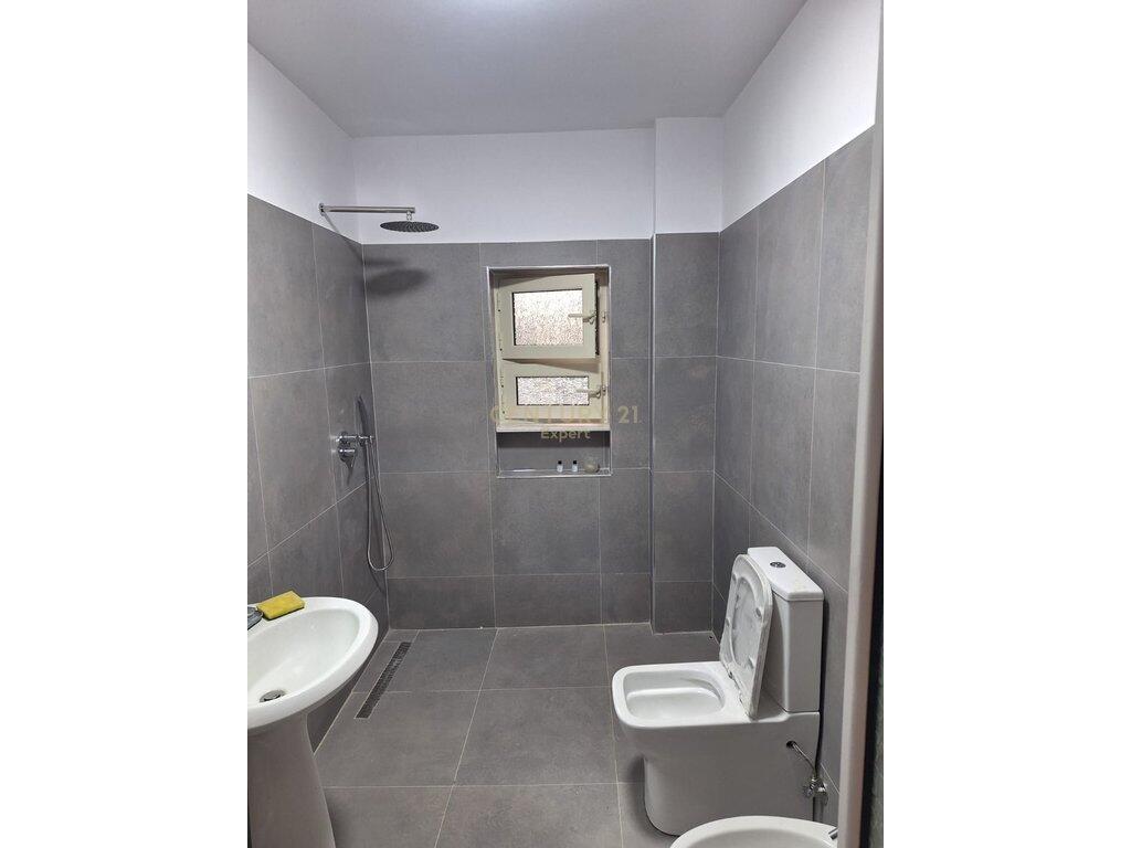 JAPIM ME QERA 2+1 NE RRUGEN FORTUZI PRANE QENDRES!    ID e Pronës: expert124943