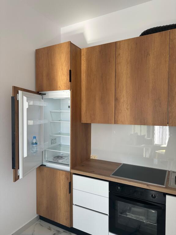 📣 QERA SUPER Apartament 2+1 📍 Prane Vasil Shantos ✨   🏢 Ndertim i Ri  🪜 Kati 3 (Me Ashensor)  🛋️ Mobiluar Me Kushte Bashkekohore  ✅ I Pa Banuar Me Pare   💶 Cmimi 65.000 Leke