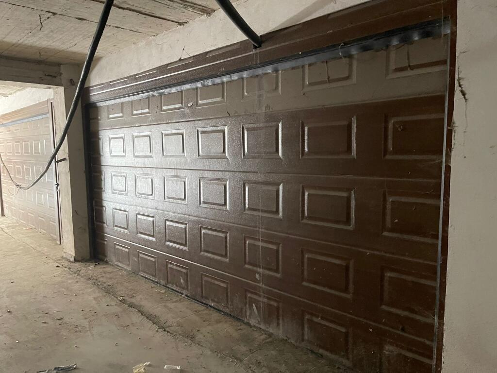 Opportunity 2-Garages / Astiri.  