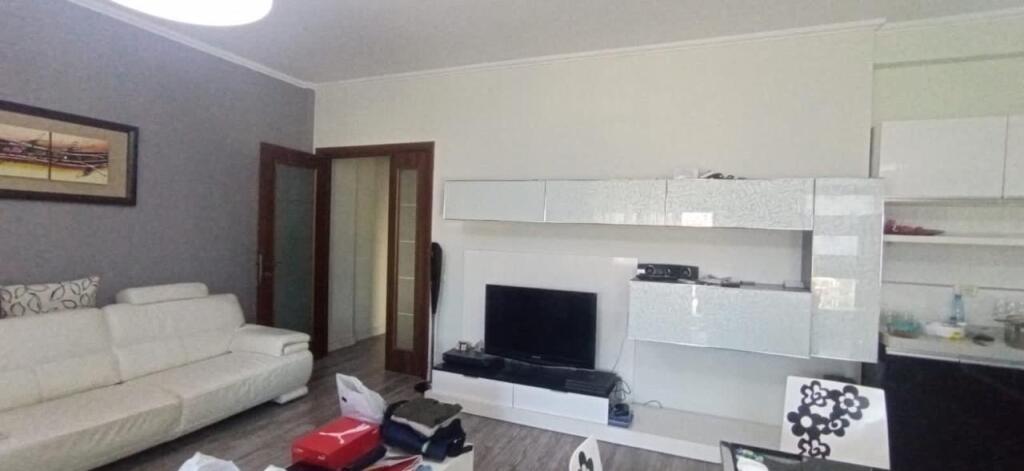 2+1,i mobiluar liqeni i thate,pamje nga liqeni,cmimi 700 euro
