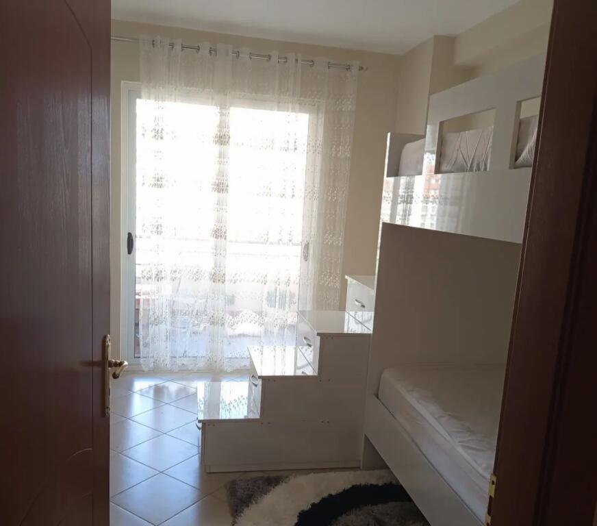 ✨ Appartamento in affitto nella zona di Astiri (vicino a Villa L2) 🏢 4° piano con ascensore 📐 Superficie: 100 m² 🛋️ Organizzazione: 2+1+2 💶 Prezzo: 550 € (trattabile 👨‍👩‍👧‍👦 Adatto per famiglie