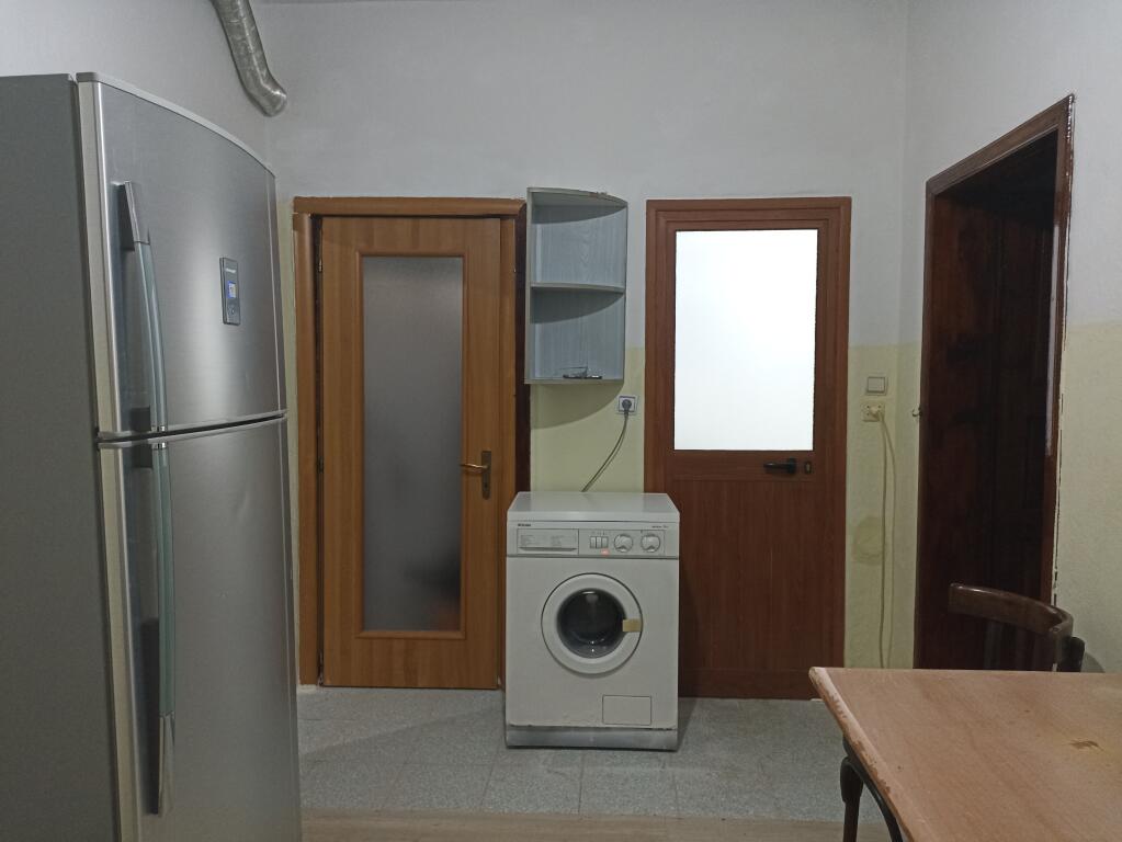 Jepet me qera hyrje 2+1 pranë zonës Don Bosko (Uji i përfshirë në çmim)
