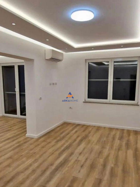JEPET ME QERA AMBIENT PER ZYRE 120M2 "KAFE FLORA,RRUGA E DURRESIT" 900 EURO