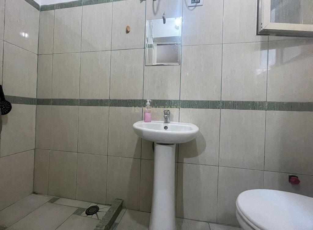 Jepet me qira apartament 1+1 në Rrugën 5 Maji
