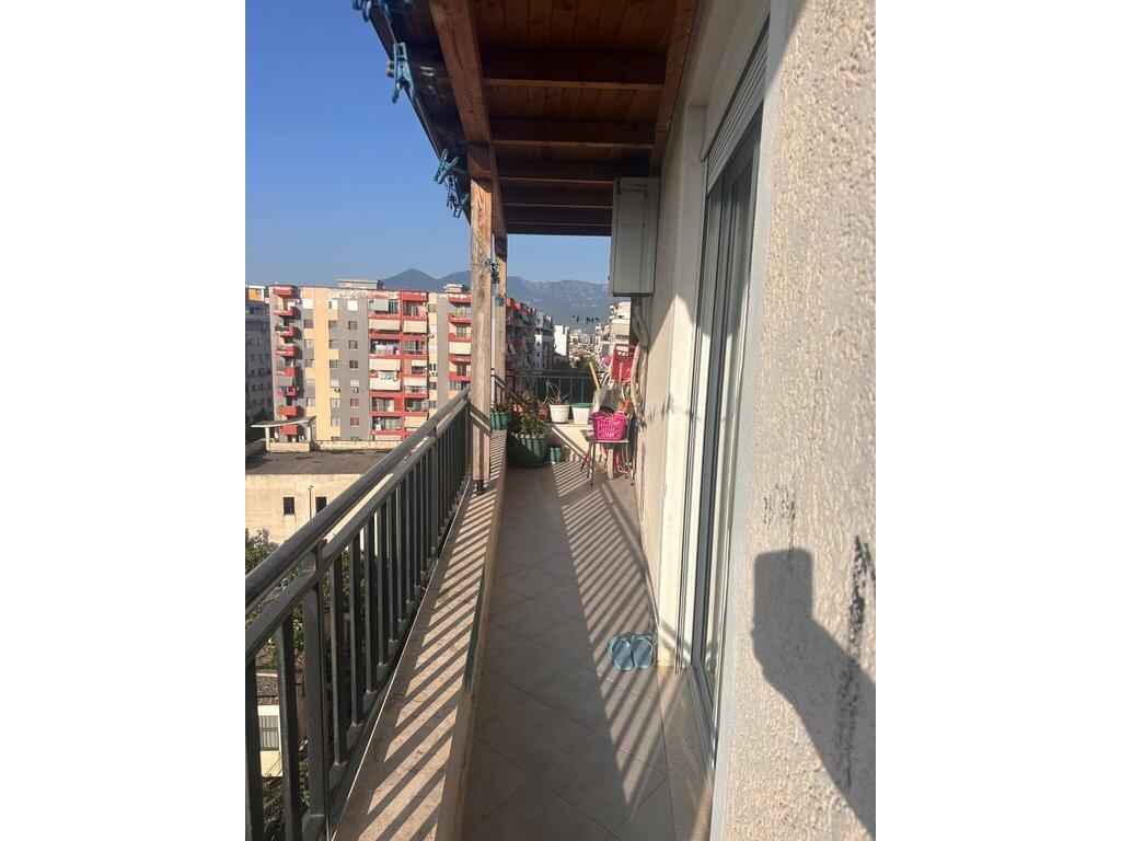 Apartament 2+1 Për Shitje në Kombinat!