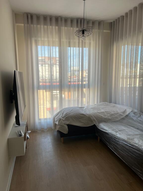 1+1,i mobiluar te shkolle e kuqe,cmimi 750 euro me parkim