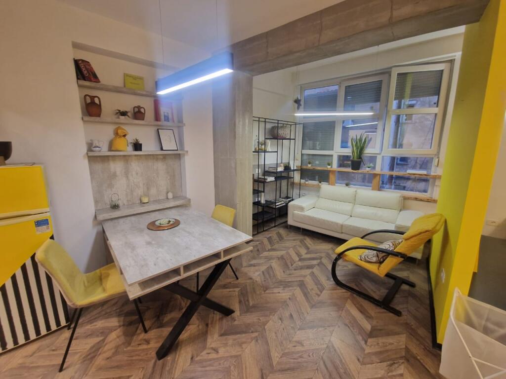 Jepet me qera studio-apartament ne Tirane te Re prane shkolles "Petronini Luarasi".