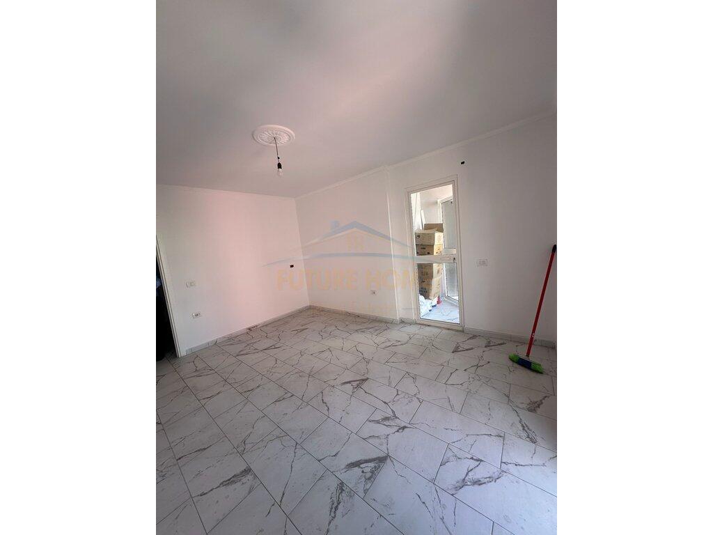 Shitet, Apartament 1+1, Rruga Mine Peza, Tiranë.