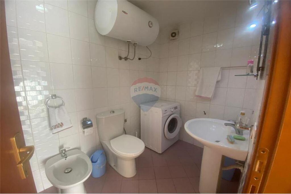 APARTAMENT 2+1 PER SHITJE NE QENDER RR. BARRIKADAVE