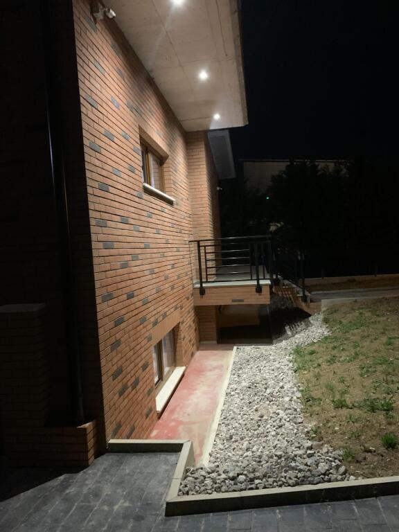 🏠 VILË E MADHE PËR QIRA 8+2+4  me oborr– AFËR TEG! 🏡