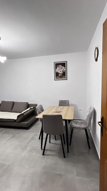 Jepet me qera Apartament 1+1 65m2 Laprake