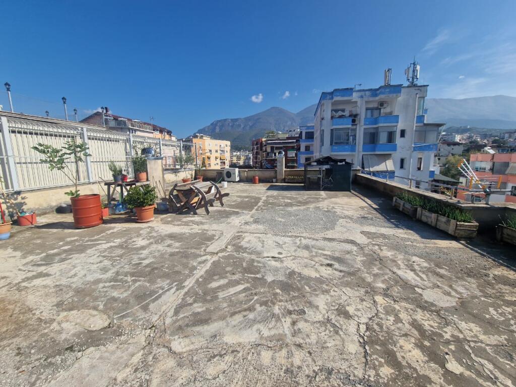 Shitet apartament 3+1+2 tualete+garazhd te mbyllur ne Fresk
