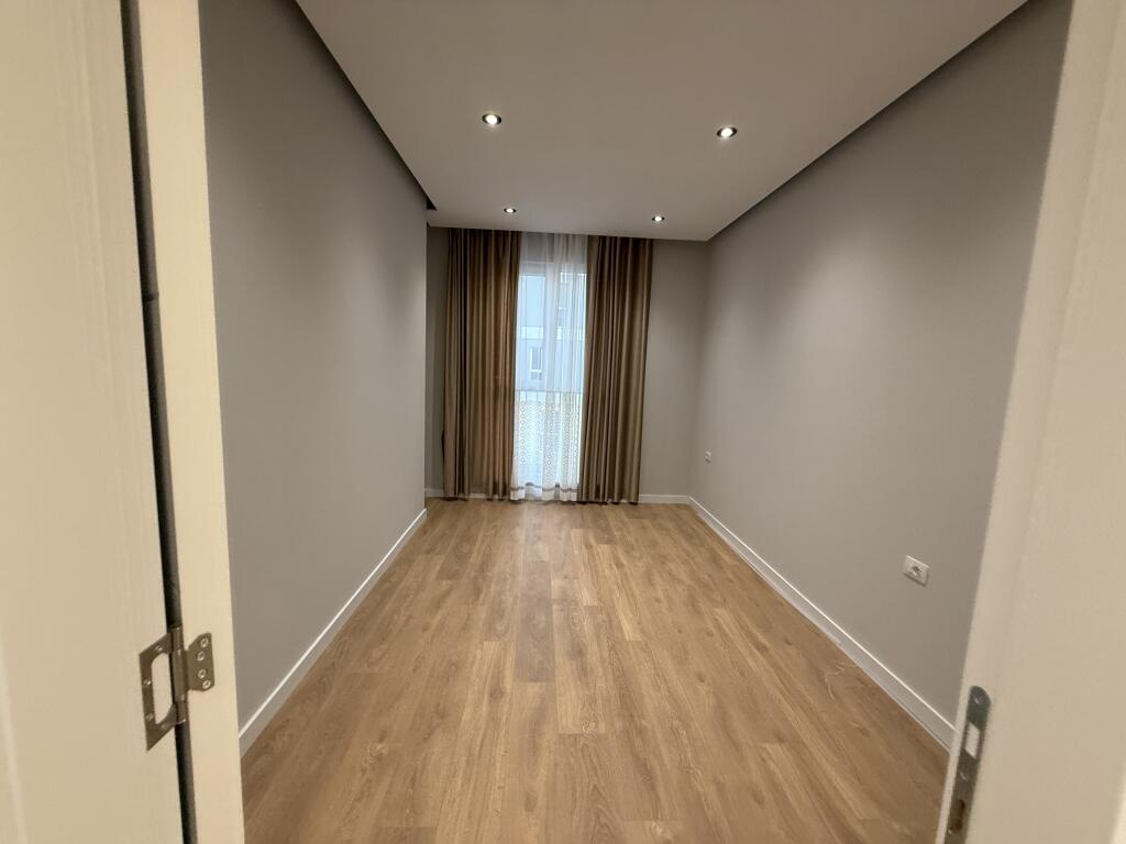 Jepet me qera apartament luksoz te UNIVERS CITY prane QTU.