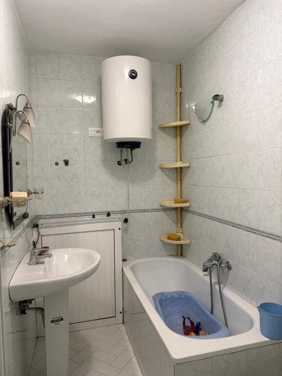 🏢In the Xhamllik area, near the Albanian Post Office, a 2+1+2 furnished apartment is for rent, 70,000 Leke