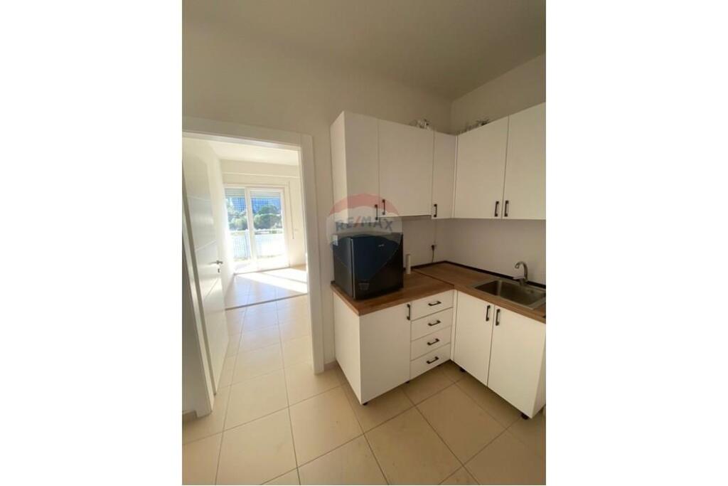 Zyrë - Për Qira - Rruga e Kosovarëve, Tiranë !