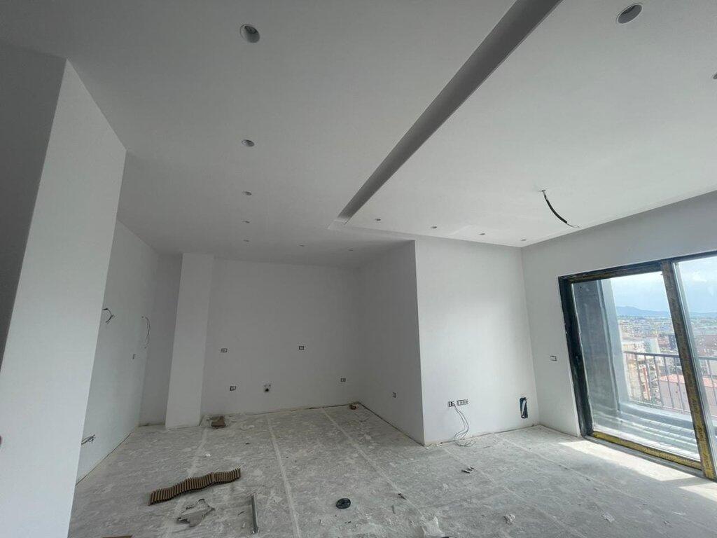 JEPET ME QIRA AMBJENT ZYRE  POST PARKIMI NË QENDËR TË TIRANËS –  KATI 12, PAMJE FANTASTIKE