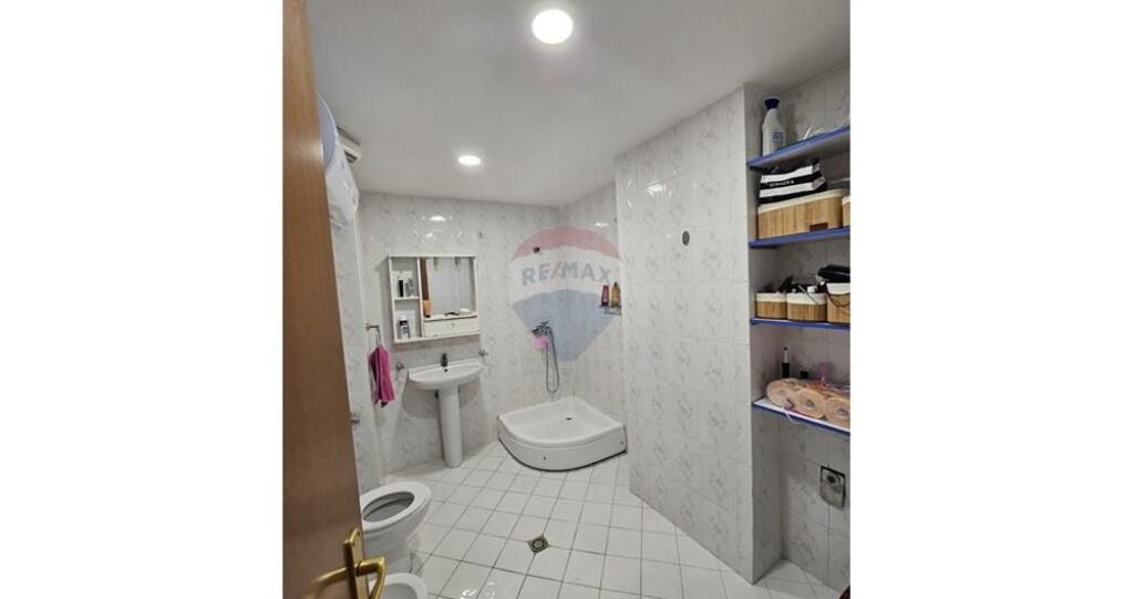 Jepet me qira apartament 1+1 i pozicionuar në një nga zonat më të kërkuara të Tiranës, vetëm pak minuta nga Qendra