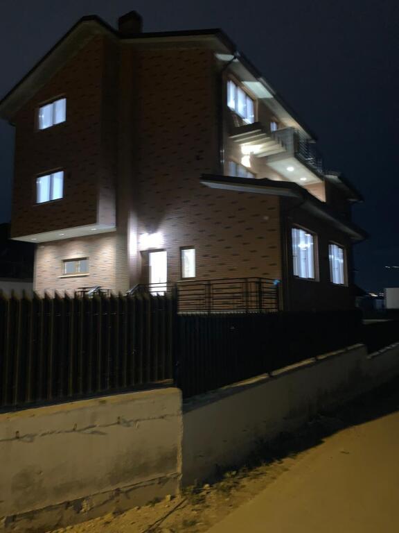 🏠 VILË E MADHE PËR QIRA 8+2+4  me oborr– AFËR TEG! 🏡