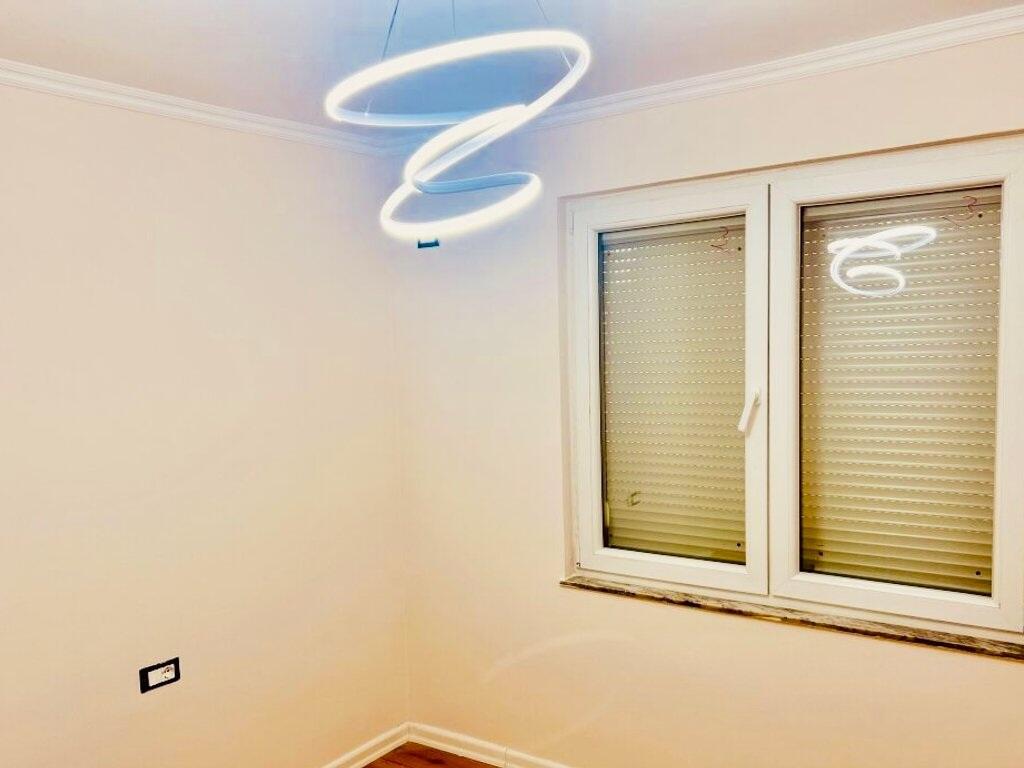 Appartamento 2+1+1 con balcone in affitto al Boulevard Zogu i 1!