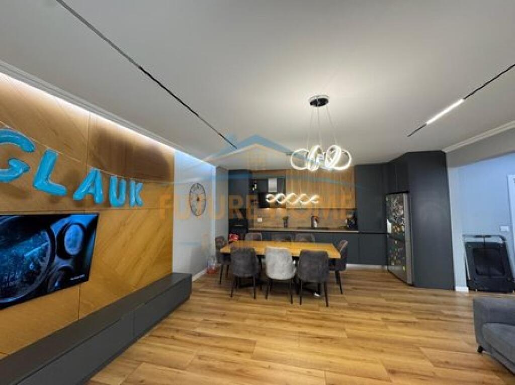 Shitet, Apartament 2+1+2, Komuna e Parisit