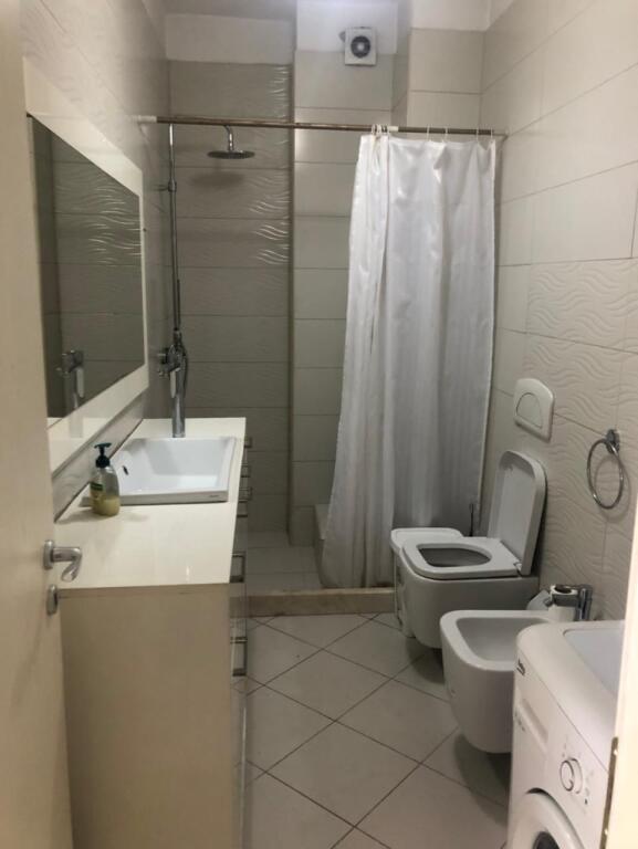 🏢Jepet me qira 2+1+post parkimi ne Laprake!  🔹️Pallat i ri i mireadministruar. 🔸️Kati i 6-te me ashensor. 🔹️Ndodhet buze rruges kryesore.  💶Cmimi: 600 euro bashke me post parkimi .