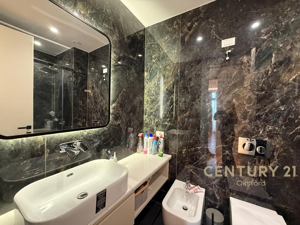 JAPIM ME QIRA APARTAMENT LUKSOZ+POST PARKIMI TEK REZIDENCA LAKE VIEW! 3,000 € /Muaj