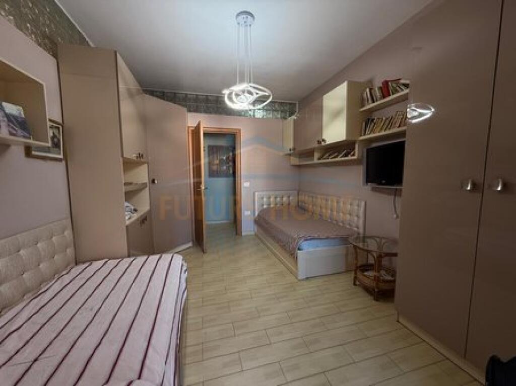 Shitet, Apartament 2+1, Pazari i Ri, Tiranë.