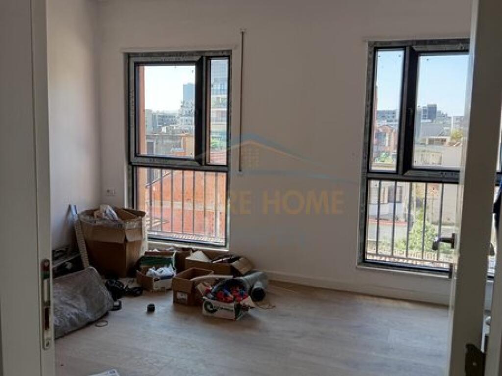Shitet, Apartament 2+1+2, Rruga Qemal Stafa, Tiranë.
