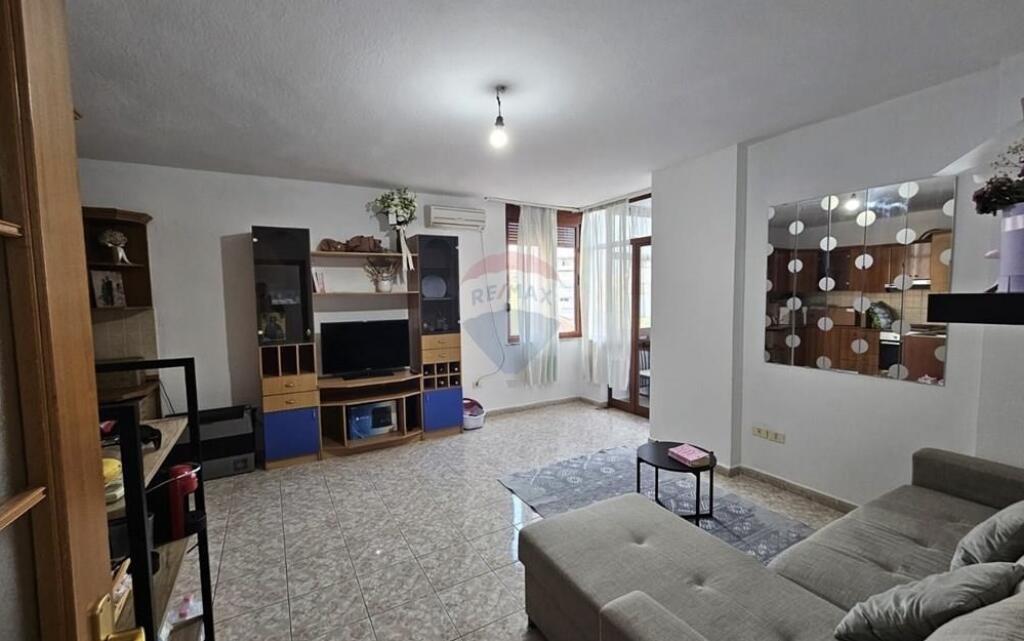 Jepet me qira apartament 1+1 i pozicionuar në një nga zonat më të kërkuara të Tiranës, vetëm pak minuta nga Qendra