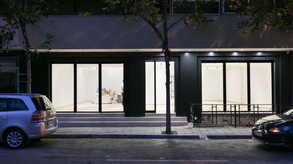 Jepet me Qera Njesi Komerciale 250m² te Komuna e parisit
