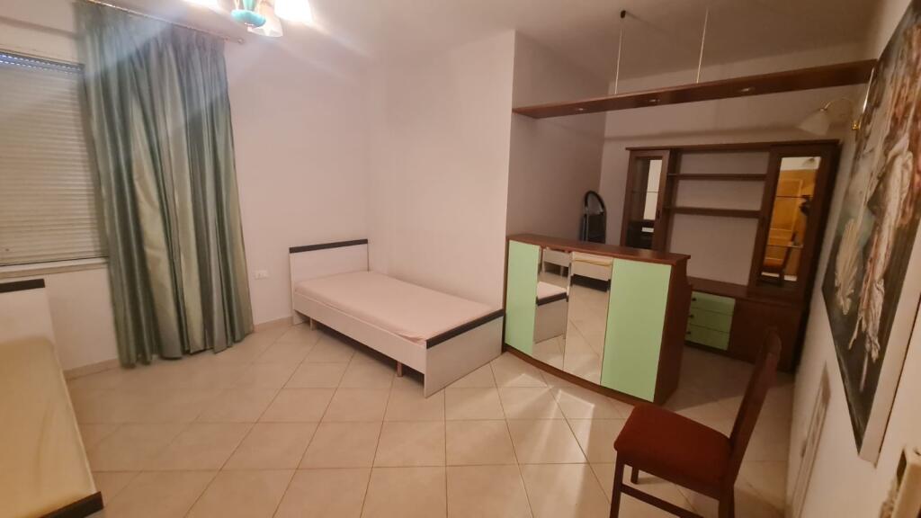 2+1,te rruge e kavajes te kisha katolike,cmimi 750 euro