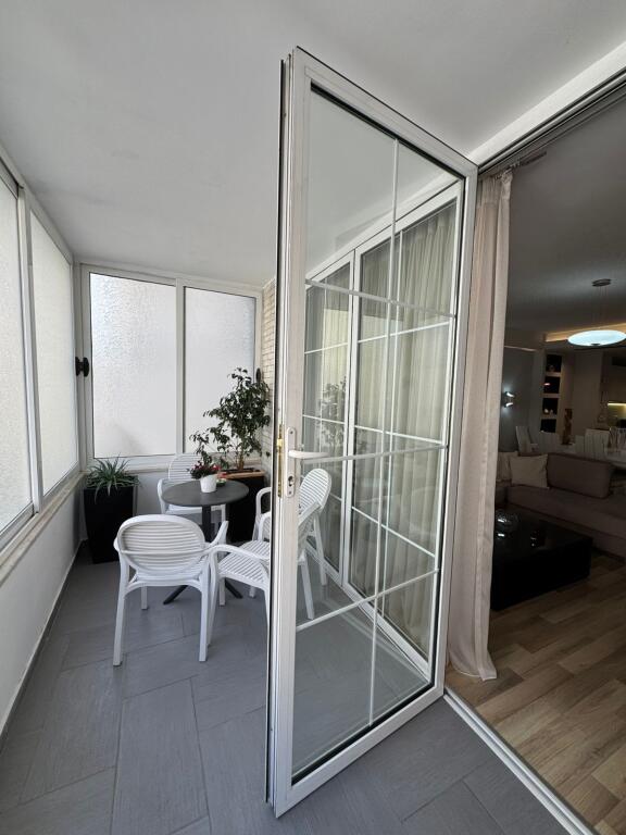 Jepet me qera Apartamenti 2+1, Qender , Rruga Sulejman Pasha ,  800 euro