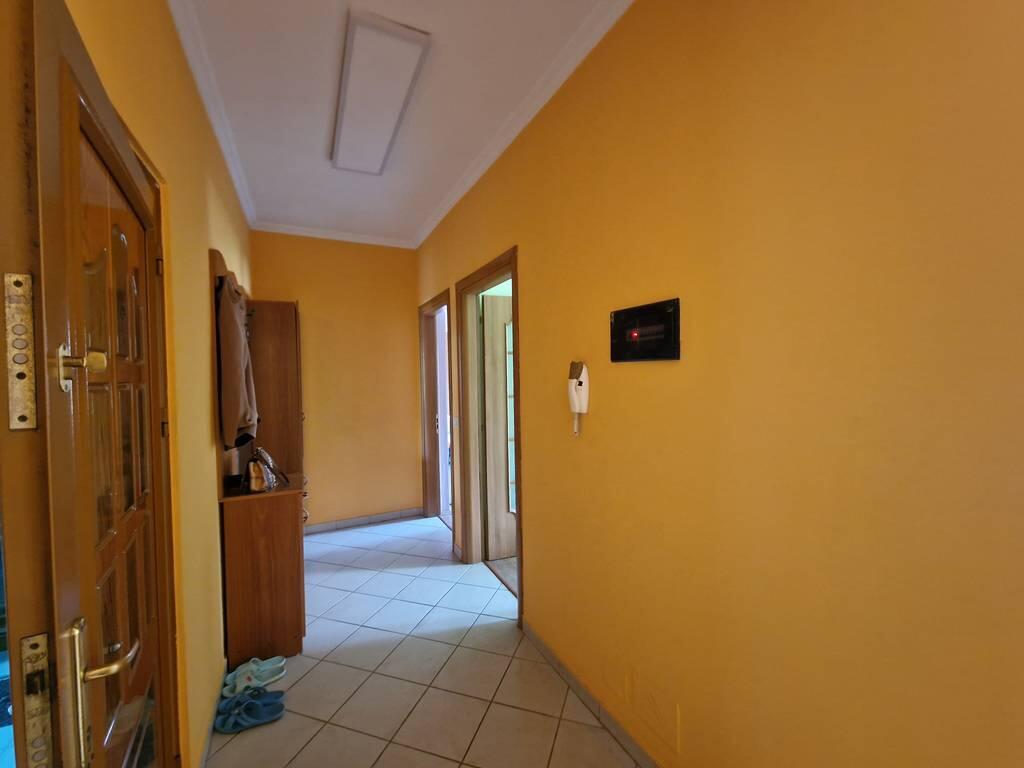 Qendër, Tiranë- Jepet me qira apartament 2+1+2!