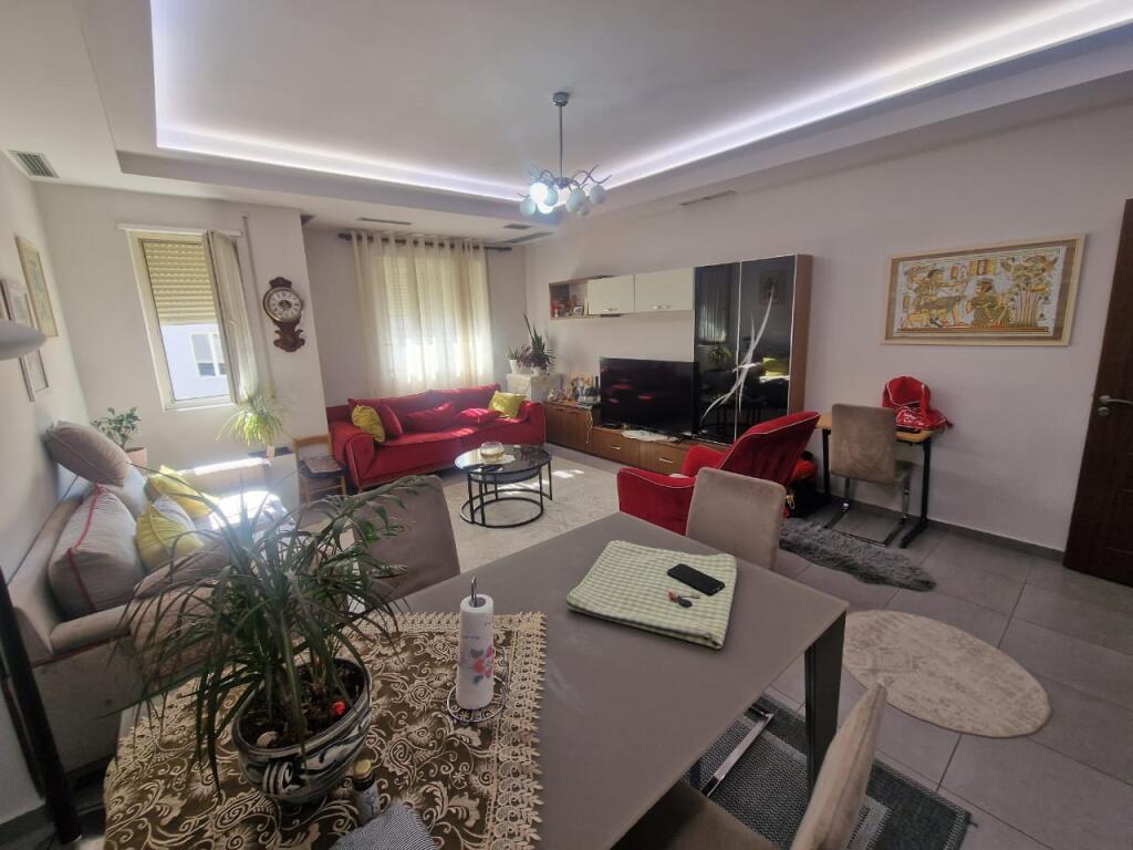 Shitet apartament 3+1+2 tualete+garazhd te mbyllur ne Fresk