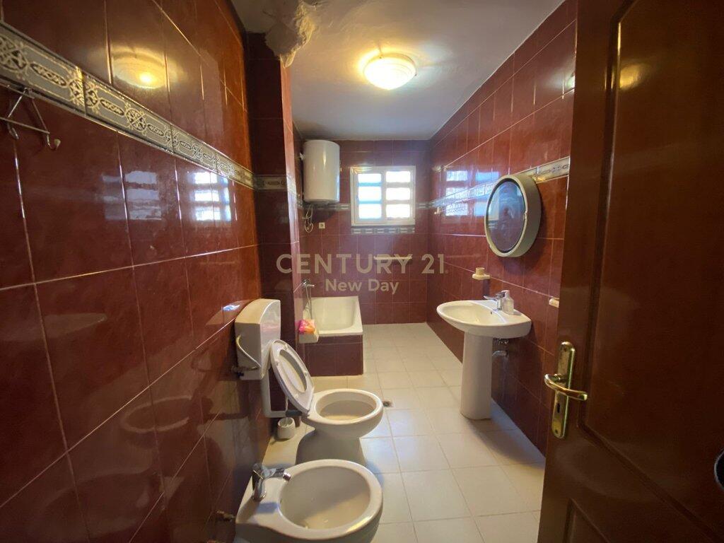 JEPET APARTAMENT 2+1 ME QIRA NE QENDER TE DURRESIT!