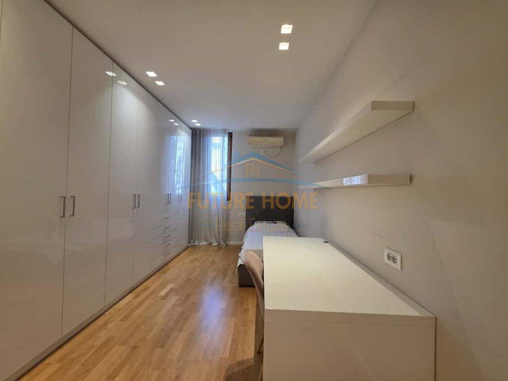 APARTAMENT 3+1 ME QERA , QENDER, BULEVARDI ZOGU I-RE