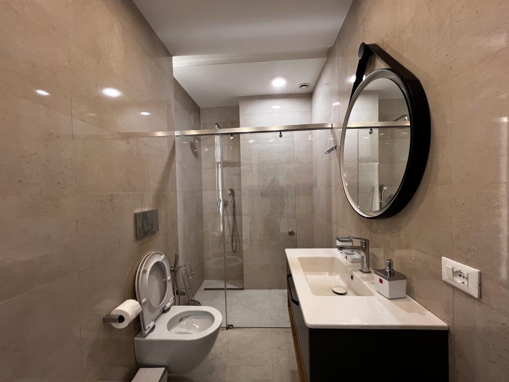 Apartament 2+1+2 me qira te Shkolla e Kuqe!