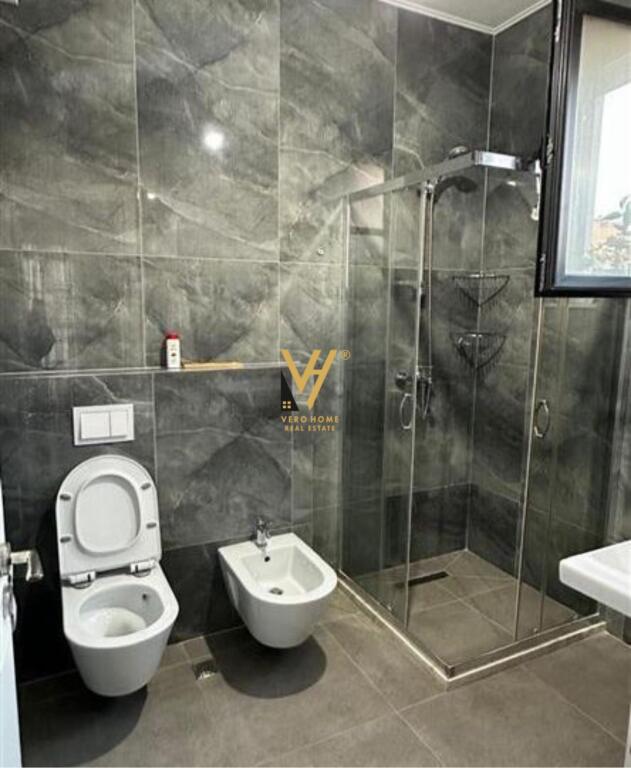 SHITET APARTAMENT 2+1+BLK TE KINOSTUDIO 180.000 EURO