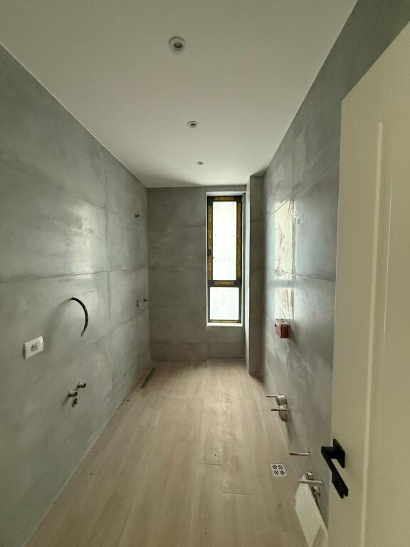 APARTAMENT 3+1 PER SHITJE PRANE BULEVARDIT TE RI