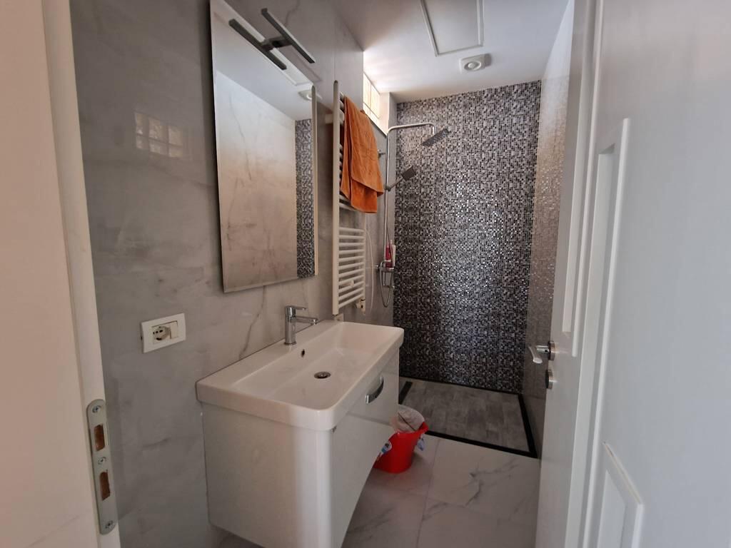 Qendër, Tiranë- Jepet me qira apartament 2+1+2!