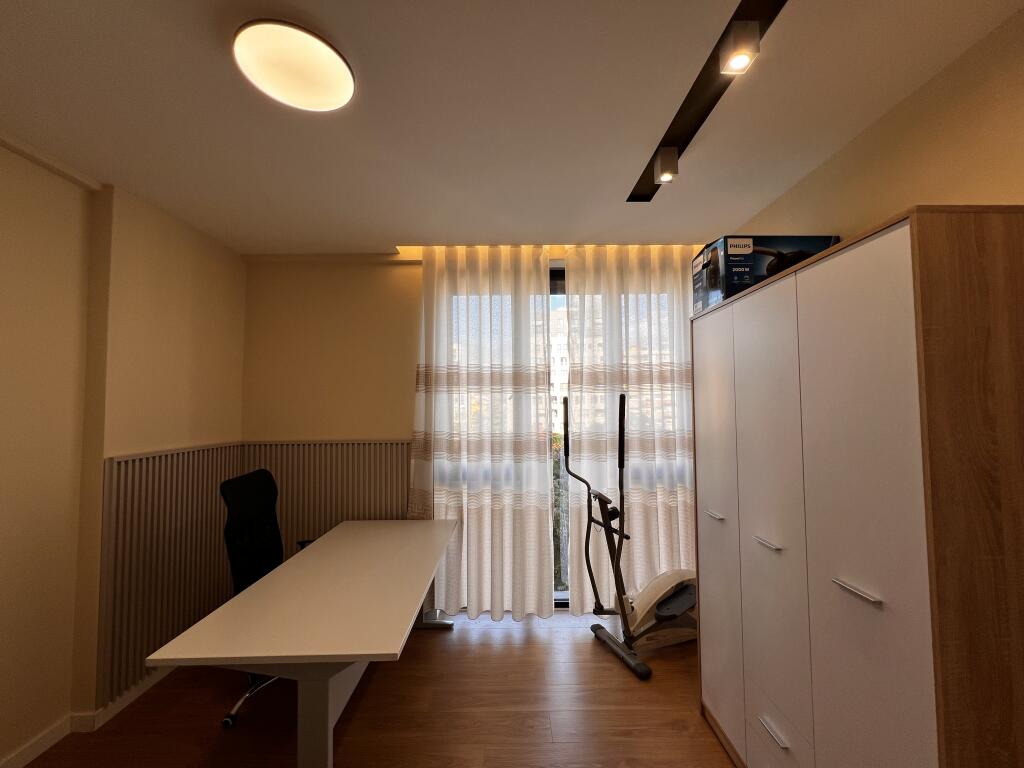 Apartament 2+1+2 me qira te Shkolla e Kuqe!
